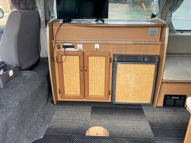 キャラバン 　キャンピングカー　８人乗り　車検整備付　ソーラーパネル　ナビ　バックカメラ　ＴＶ　ＥＴＣ　キーレス　スライドドア（手動）　ＬＥＤヘッドライト　フロントフォグランプ　スタッドレスタイヤ＆アルミホイール有（14枚目）