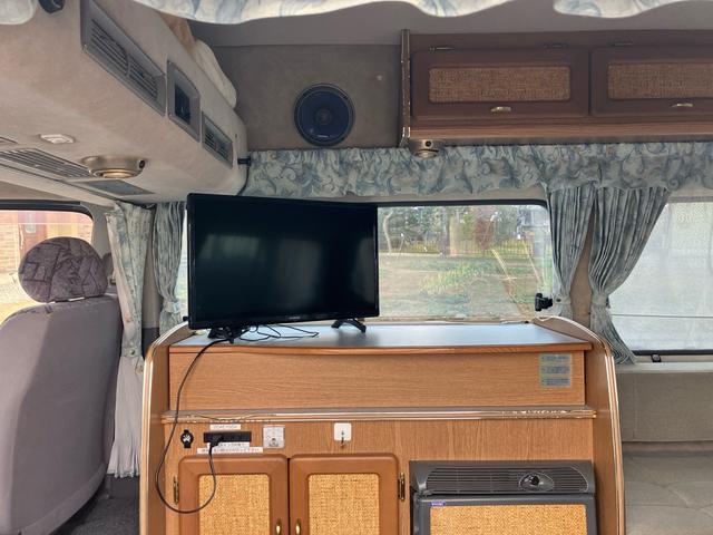 キャラバン 　キャンピングカー　８人乗り　車検整備付　ソーラーパネル　ナビ　バックカメラ　ＴＶ　ＥＴＣ　キーレス　スライドドア（手動）　ＬＥＤヘッドライト　フロントフォグランプ　スタッドレスタイヤ＆アルミホイール有（15枚目）