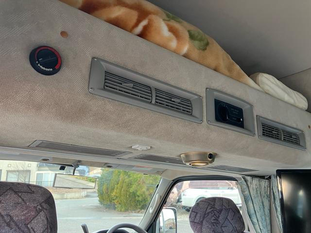 キャラバン 　キャンピングカー　８人乗り　車検整備付　ソーラーパネル　ナビ　バックカメラ　ＴＶ　ＥＴＣ　キーレス　スライドドア（手動）　ＬＥＤヘッドライト　フロントフォグランプ　スタッドレスタイヤ＆アルミホイール有（16枚目）