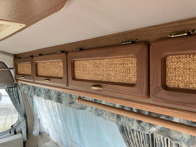 キャラバン 　キャンピングカー　８人乗り　車検整備付　ソーラーパネル　ナビ　バックカメラ　ＴＶ　ＥＴＣ　キーレス　スライドドア（手動）　ＬＥＤヘッドライト　フロントフォグランプ　スタッドレスタイヤ＆アルミホイール有（19枚目）