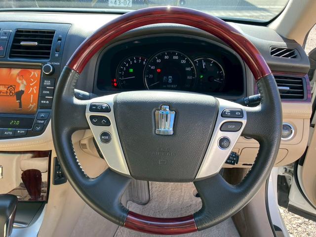 クラウン ２．５ロイヤルサルーン　アニバーサリーＥＤ　ローダウン　本革シート　シートヒーター　クーラー　ナビ　ＴＶ　バックカメラ　クルコン　クリアランスソナー　パワーシート（19枚目）