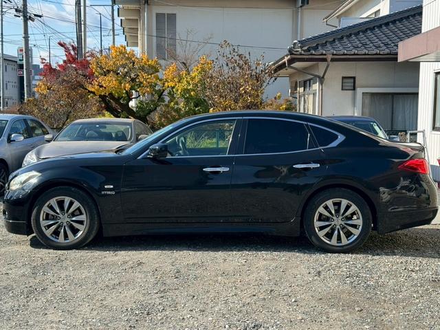 フーガハイブリッド ベースグレード　ナビ　バックカメラ　電動シート　クルコン（3枚目）