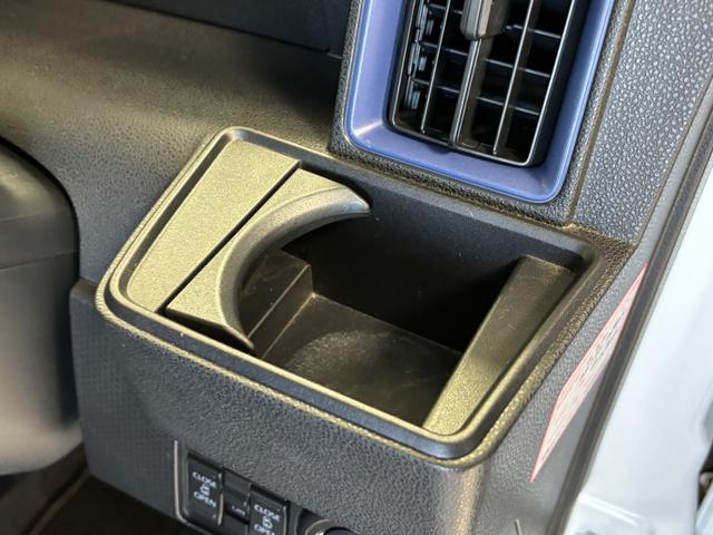 運転席ドリンクホルダー