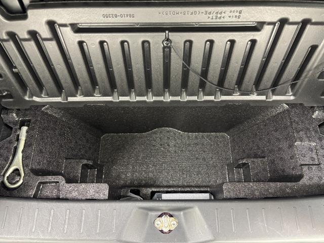 �f�b�L�{�[�h�̉��ɂ����[�X�y�[�X����