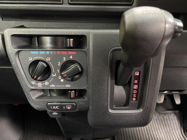 ハイゼットカーゴ クルーズ　防錆塗装済み　ＣＤチューナー　マニュアルエアコン　ＣＶＴ　オートライト　ＬＥＤヘッドランプ　ＬＥＤフォグランプ　大型ＬＥＤ荷室灯　オーバーヘッドシェルフ　電動格納ミラー　キーフリー　スマートアシスト（11枚目）