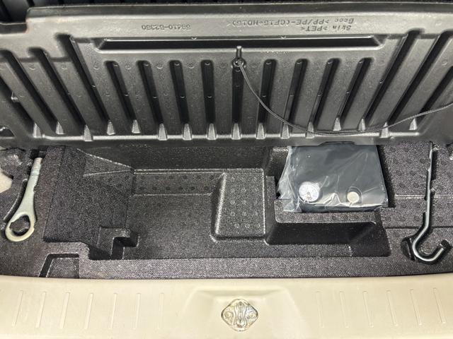 �f�b�L�{�[�h�̉��ɂ�������Ƃ������[�X�y�[�X�ƃp���N���}�C���L�b�g�����ڂ���Ă��܂��B