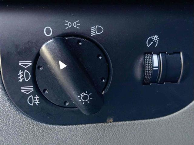 TTクーペ 1.8Tクワトロ 4WD ETC 6MT HID シートヒーター アルミホイール 盗難防止システム 衝突安全ボディ ABS ESC CD エアコン パワーステアリング パワーウィンドウ(23枚目)