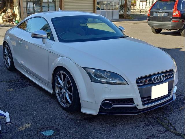 TTSクーペ ベースグレード 4WD ディーラー車 右H Bluetooth対応 ETC 黒/赤レザーシート バックカメラ マニュアルモード付AT 横滑り防止機能 シートエアコン ナビ フルセグTV ターボ CD/DVD再生機能(5枚目)