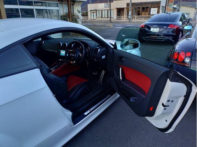 TTSクーペ ベースグレード 4WD ディーラー車 右H Bluetooth対応 ETC 黒/赤レザーシート バックカメラ マニュアルモード付AT 横滑り防止機能 シートエアコン ナビ フルセグTV ターボ CD/DVD再生機能(24枚目)