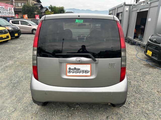 ライフ Ｆ　エアコン／キーレスエントリー／パワーステアリング／パワーウィンドウ／ＣＤ／オーディオ／ＡＭ・ＦＭラジオ／ＡＢＳ／フルフラット／衝突安全ボディ（14枚目）