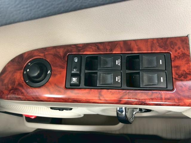 ジープ・コマンダー リミテッド５．７　ＨＥＭＩ　４ＷＤ・社外ナビ・ダブルサンルーフ・クルコン・シガーソケット・シートメモリ・パワーシート・前席シートヒーター・電格ミラー・コーナーセンサー・横滑り防止・パワーウィンドウ・フォグランプ・Ｖ８エンジン（26枚目）