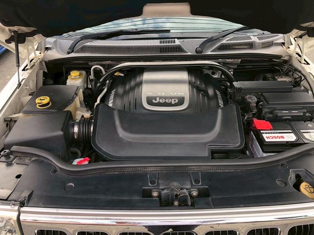 ジープ・コマンダー リミテッド５．７　ＨＥＭＩ　４ＷＤ・社外ナビ・ダブルサンルーフ・クルコン・シガーソケット・シートメモリ・パワーシート・前席シートヒーター・電格ミラー・コーナーセンサー・横滑り防止・パワーウィンドウ・フォグランプ・Ｖ８エンジン（28枚目）