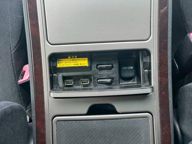 ヴェルファイア ２．４Ｚ　ナビ　フルセグＴＶ　ＡＬＰＩＮＥフリップダウン　両側電動スライドドア　バックカメラ　Ｂｌｕｅｔｏｏｔｈ　ＥＴＣ　プッシュスタート　スペアキー　オットマン　横滑り防止（16枚目）