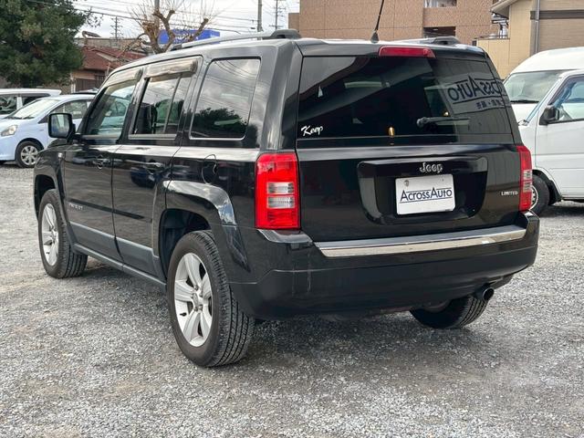 ジープ・パトリオット リミテッド　フルタイム４ＷＤ　　オーディオ　サンルーフ　ルーフレール　冬タイヤ付き　　Ｓカメラ　オートクルーズコントロール　運転席パワーシート　本革　エアコン　パワーウィンドウ　盗難防止システム（3枚目）