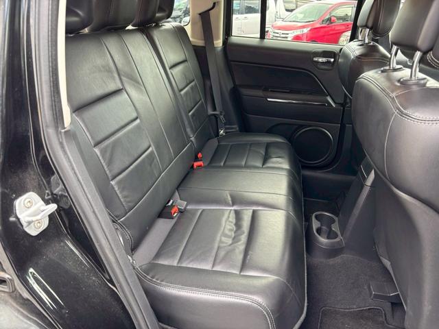 ジープ・パトリオット リミテッド　フルタイム４ＷＤ　　オーディオ　サンルーフ　ルーフレール　冬タイヤ付き　　Ｓカメラ　オートクルーズコントロール　運転席パワーシート　本革　エアコン　パワーウィンドウ　盗難防止システム（5枚目）