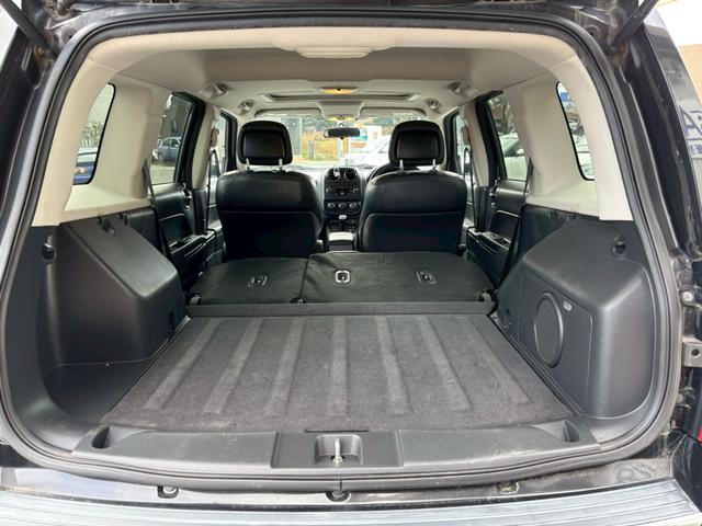 ジープ・パトリオット リミテッド　フルタイム４ＷＤ　　オーディオ　サンルーフ　ルーフレール　冬タイヤ付き　　Ｓカメラ　オートクルーズコントロール　運転席パワーシート　本革　エアコン　パワーウィンドウ　盗難防止システム（7枚目）