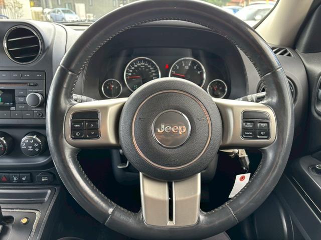 ジープ・パトリオット リミテッド　フルタイム４ＷＤ　　オーディオ　サンルーフ　ルーフレール　冬タイヤ付き　　Ｓカメラ　オートクルーズコントロール　運転席パワーシート　本革　エアコン　パワーウィンドウ　盗難防止システム（10枚目）