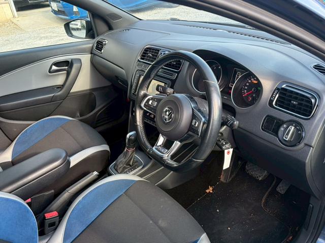 ポロ ブルーＧＴ　ナビ＆ＴＶ　冬タイヤ付き　バックカメラ　クルーズコントロール　ハーフレザーシート　禁煙車　ＥＴＣ　オートエアコン　サイドエアバッグ　ＢＴ接続（4枚目）