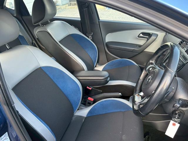 ポロ ブルーＧＴ　ナビ＆ＴＶ　冬タイヤ付き　バックカメラ　クルーズコントロール　ハーフレザーシート　禁煙車　ＥＴＣ　オートエアコン　サイドエアバッグ　ＢＴ接続（5枚目）