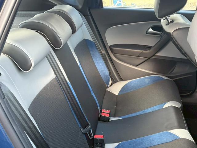 ポロ ブルーＧＴ　ナビ＆ＴＶ　冬タイヤ付き　バックカメラ　クルーズコントロール　ハーフレザーシート　禁煙車　ＥＴＣ　オートエアコン　サイドエアバッグ　ＢＴ接続（6枚目）