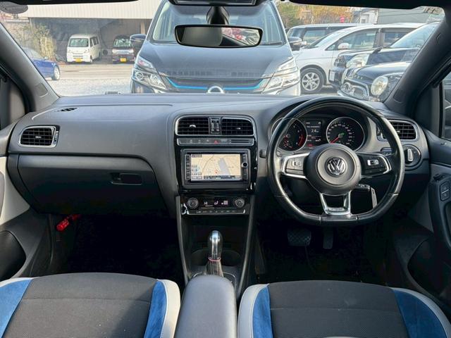 ポロ ブルーＧＴ　ナビ＆ＴＶ　冬タイヤ付き　バックカメラ　クルーズコントロール　ハーフレザーシート　禁煙車　ＥＴＣ　オートエアコン　サイドエアバッグ　ＢＴ接続（9枚目）