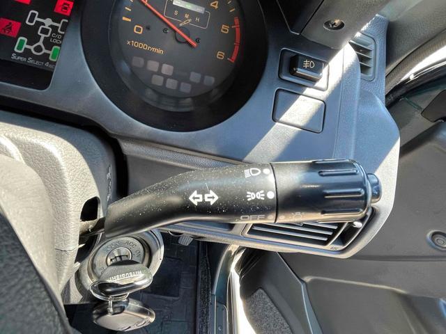 パジェロ ワイド　ＸＲ－ＩＩ　４ＷＤ　ターボ　アルミホイール　５速マニュアル　ＣＤ　エアコン　パワーウィンドウ　パワーステアリング　グリルガード　フォグ（10枚目）