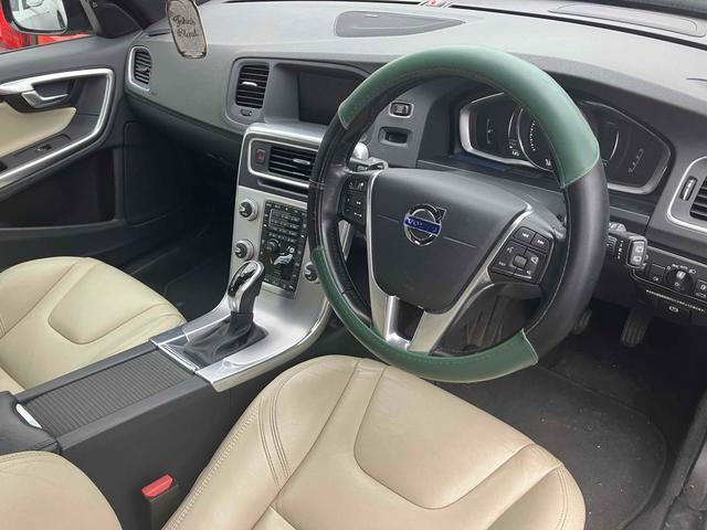 Ｖ６０ 　ＥＴＣ　バックカメラ　ナビ　ＴＶ　オートクルーズコントロール　アルミホイール　オートライト　ＨＩＤ　パワーシート　革シート　ＡＴ　盗難防止システム　ＡＢＳ　ＣＤ　ＵＳＢ　ミュージックプレイヤー接続可（2枚目）