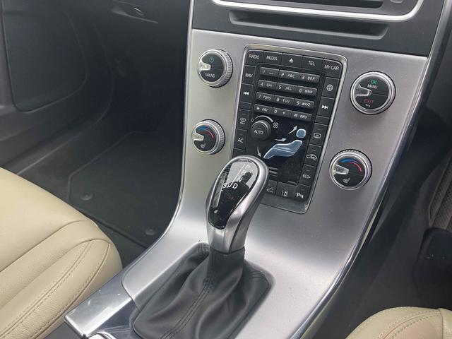 Ｖ６０ 　ＥＴＣ　バックカメラ　ナビ　ＴＶ　オートクルーズコントロール　アルミホイール　オートライト　ＨＩＤ　パワーシート　革シート　ＡＴ　盗難防止システム　ＡＢＳ　ＣＤ　ＵＳＢ　ミュージックプレイヤー接続可（7枚目）