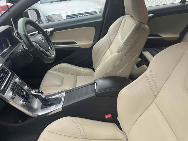 Ｖ６０ 　ＥＴＣ　バックカメラ　ナビ　ＴＶ　オートクルーズコントロール　アルミホイール　オートライト　ＨＩＤ　パワーシート　革シート　ＡＴ　盗難防止システム　ＡＢＳ　ＣＤ　ＵＳＢ　ミュージックプレイヤー接続可（25枚目）