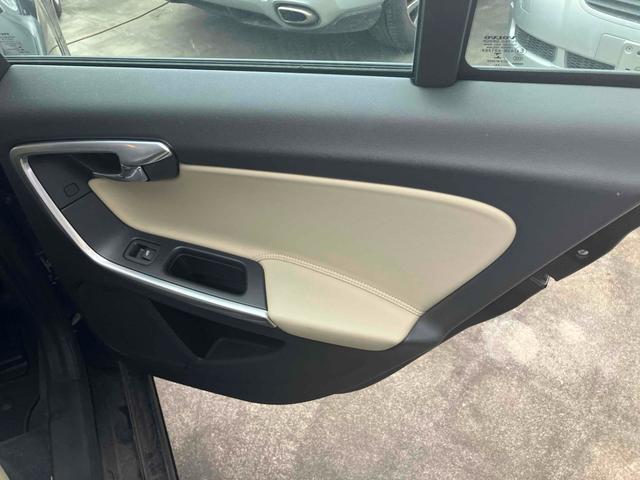 Ｖ６０ 　ＥＴＣ　バックカメラ　ナビ　ＴＶ　オートクルーズコントロール　アルミホイール　オートライト　ＨＩＤ　パワーシート　革シート　ＡＴ　盗難防止システム　ＡＢＳ　ＣＤ　ＵＳＢ　ミュージックプレイヤー接続可（29枚目）