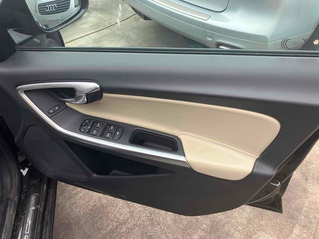 Ｖ６０ 　ＥＴＣ　バックカメラ　ナビ　ＴＶ　オートクルーズコントロール　アルミホイール　オートライト　ＨＩＤ　パワーシート　革シート　ＡＴ　盗難防止システム　ＡＢＳ　ＣＤ　ＵＳＢ　ミュージックプレイヤー接続可（31枚目）