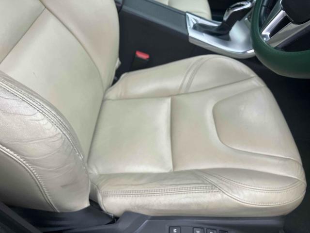 Ｖ６０ 　ＥＴＣ　バックカメラ　ナビ　ＴＶ　オートクルーズコントロール　アルミホイール　オートライト　ＨＩＤ　パワーシート　革シート　ＡＴ　盗難防止システム　ＡＢＳ　ＣＤ　ＵＳＢ　ミュージックプレイヤー接続可（32枚目）