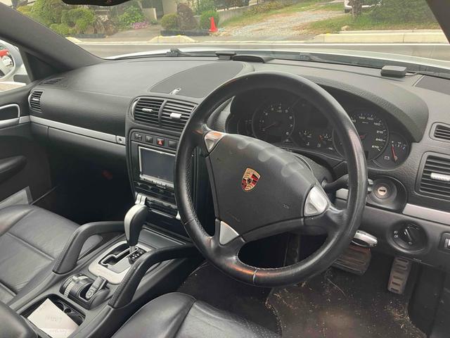 カイエン ベースグレード　４ＷＤ　バックカメラ　パワーシート　電動リアゲート　アルミホイール　キーレスエントリー　ＡＴ　盗難防止システム　ＡＢＳ　エアコン　パワーステアリング　パワーウィンドウ　運転席エアバッグ（2枚目）
