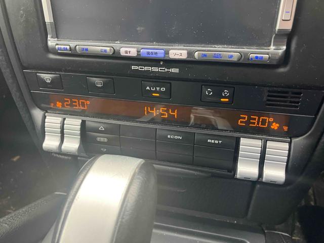 カイエン ベースグレード　４ＷＤ　バックカメラ　パワーシート　電動リアゲート　アルミホイール　キーレスエントリー　ＡＴ　盗難防止システム　ＡＢＳ　エアコン　パワーステアリング　パワーウィンドウ　運転席エアバッグ（3枚目）
