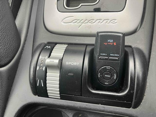 カイエン ベースグレード　４ＷＤ　バックカメラ　パワーシート　電動リアゲート　アルミホイール　キーレスエントリー　ＡＴ　盗難防止システム　ＡＢＳ　エアコン　パワーステアリング　パワーウィンドウ　運転席エアバッグ（4枚目）
