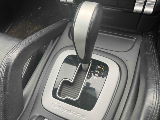 カイエン ベースグレード　４ＷＤ　バックカメラ　パワーシート　電動リアゲート　アルミホイール　キーレスエントリー　ＡＴ　盗難防止システム　ＡＢＳ　エアコン　パワーステアリング　パワーウィンドウ　運転席エアバッグ（9枚目）
