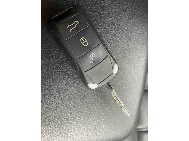 カイエン ベースグレード　４ＷＤ　バックカメラ　パワーシート　電動リアゲート　アルミホイール　キーレスエントリー　ＡＴ　盗難防止システム　ＡＢＳ　エアコン　パワーステアリング　パワーウィンドウ　運転席エアバッグ（12枚目）