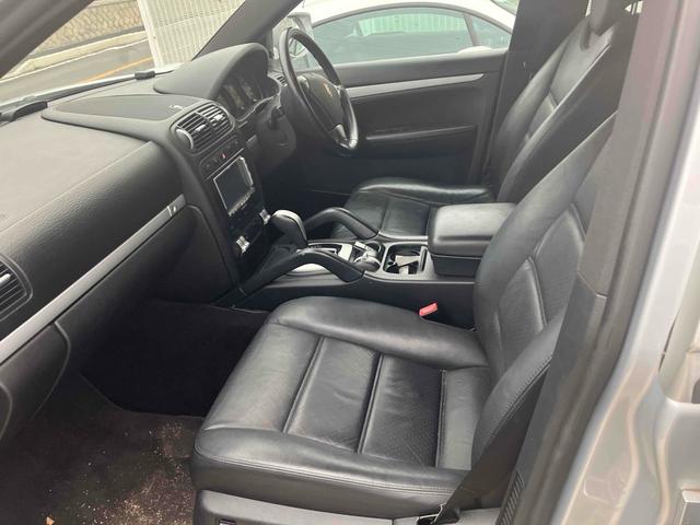 カイエン ベースグレード　４ＷＤ　バックカメラ　パワーシート　電動リアゲート　アルミホイール　キーレスエントリー　ＡＴ　盗難防止システム　ＡＢＳ　エアコン　パワーステアリング　パワーウィンドウ　運転席エアバッグ（22枚目）