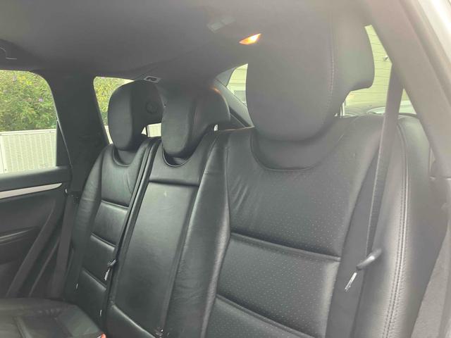 カイエン ベースグレード　４ＷＤ　バックカメラ　パワーシート　電動リアゲート　アルミホイール　キーレスエントリー　ＡＴ　盗難防止システム　ＡＢＳ　エアコン　パワーステアリング　パワーウィンドウ　運転席エアバッグ（29枚目）