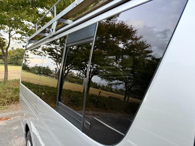 ハイエースバン ロングスーパーＧＬ　４ＷＤ　ディーゼルターボ　５ドア　５人乗り　ＡＴ　ルーフキャリア　キーレス　電格ミラー　ＥＴＣ　ＴＶ　ナビ　バックカメラ　パワーヒート　寒冷地仕様　Ｗエアコン　オートエアコン　ＡＣ１００Ｖ電源　フォグ（24枚目）