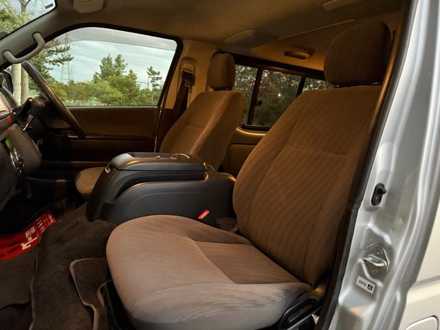 ハイエースバン ロングスーパーＧＬ　４ＷＤ　ディーゼルターボ　５ドア　５人乗り　ＡＴ　ルーフキャリア　キーレス　電格ミラー　ＥＴＣ　ＴＶ　ナビ　バックカメラ　パワーヒート　寒冷地仕様　Ｗエアコン　オートエアコン　ＡＣ１００Ｖ電源　フォグ（44枚目）