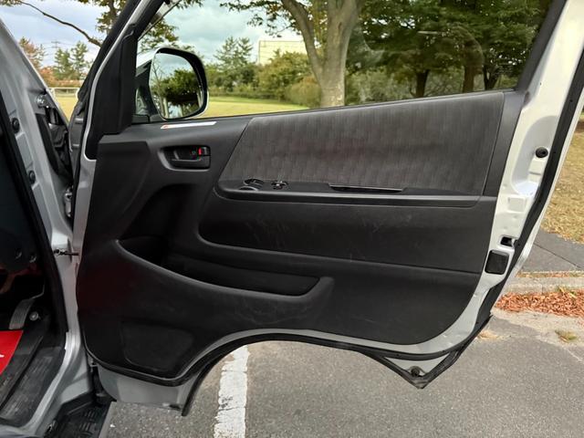 ハイエースバン ロングスーパーＧＬ　４ＷＤ　ディーゼルターボ　５ドア　５人乗り　ＡＴ　ルーフキャリア　キーレス　電格ミラー　ＥＴＣ　ＴＶ　ナビ　バックカメラ　パワーヒート　寒冷地仕様　Ｗエアコン　オートエアコン　ＡＣ１００Ｖ電源　フォグ（60枚目）