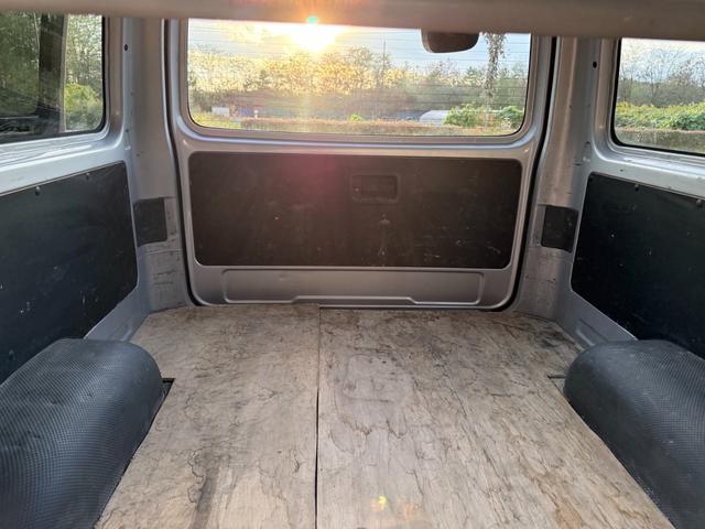 ハイエースバン ロングＤＸ　ＧＬパッケージ　４ＷＤ　ディーゼルターボ　ＡＴ　６人乗り　５ドア　キーレス　　電格ミラー　パワーヒート　ＴＶ　ＳＤナビ　バックカメラ　Ｂｌｕｅｔｏｏｔｈ　ＥＴＣ　アルミホイール　車検Ｒ８年５月　盗難防止装置　ＡＢＳ（73枚目）