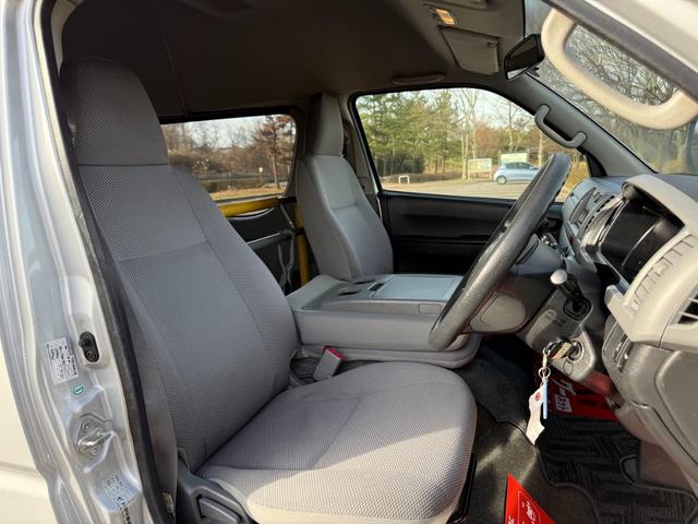 ハイエースバン ＤＸ　４ＷＤ　ディーゼルターボ　福祉車両　ハイルーフ　車椅子１基　リアリフト　サイドステップ　手すり　オートマ　１０人乗り　キーレス　パワースライドドア　パワーヒート　寒冷地仕様　Ｗエアコン　車検Ｒ８年５月（37枚目）