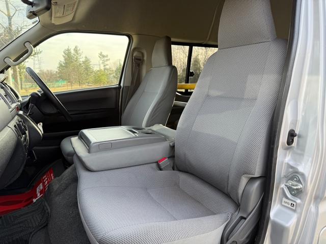 ハイエースバン ＤＸ　４ＷＤ　ディーゼルターボ　福祉車両　ハイルーフ　車椅子１基　リアリフト　サイドステップ　手すり　オートマ　１０人乗り　キーレス　パワースライドドア　パワーヒート　寒冷地仕様　Ｗエアコン　車検Ｒ８年５月（40枚目）