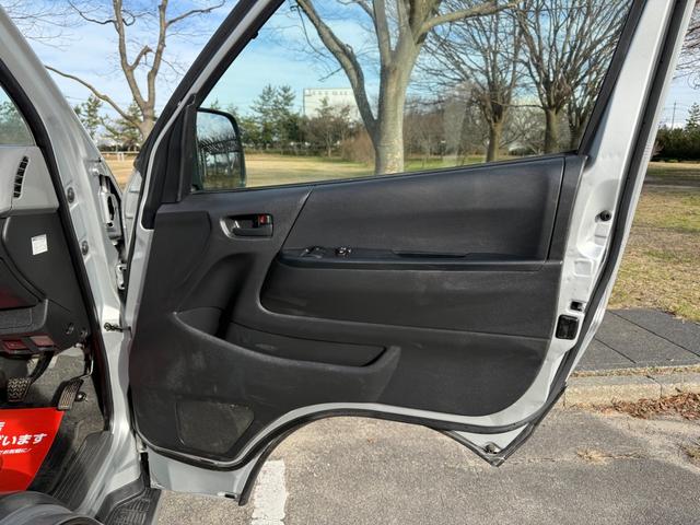 ハイエースバン ＤＸ　４ＷＤ　ディーゼルターボ　福祉車両　ハイルーフ　車椅子１基　リアリフト　サイドステップ　手すり　オートマ　１０人乗り　キーレス　パワースライドドア　パワーヒート　寒冷地仕様　Ｗエアコン　車検Ｒ８年５月（52枚目）