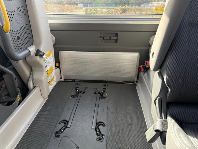 ハイエースバン ＤＸ　４ＷＤ　ディーゼルターボ　福祉車両　ハイルーフ　車椅子１基　リアリフト　サイドステップ　手すり　オートマ　１０人乗り　キーレス　パワースライドドア　パワーヒート　寒冷地仕様　Ｗエアコン　車検Ｒ８年５月（64枚目）