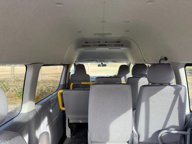 ハイエースバン ＤＸ　４ＷＤ　ディーゼルターボ　福祉車両　ハイルーフ　車椅子１基　リアリフト　サイドステップ　手すり　オートマ　１０人乗り　キーレス　パワースライドドア　パワーヒート　寒冷地仕様　Ｗエアコン　車検Ｒ８年５月（68枚目）