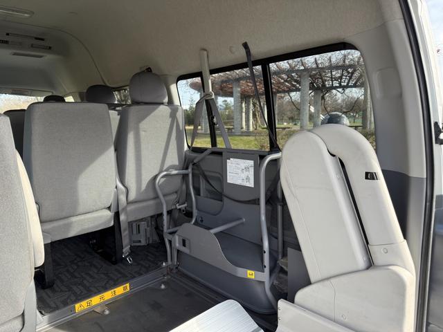 ハイエースバン ＤＸ　４ＷＤ　ディーゼルターボ　福祉車両　ハイルーフ　車椅子１基　リアリフト　サイドステップ　手すり　オートマ　１０人乗り　キーレス　パワースライドドア　パワーヒート　寒冷地仕様　Ｗエアコン　車検Ｒ８年５月（73枚目）