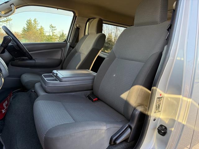 ＮＶ３５０キャラバンバン ロングＤＸターボ　切替４ＷＤ　ディーゼルターボ　オートマ　５ドア　６人乗り　フォグランプ　キーレスエントリー　ＥＴＣ　ヘッドライトレベライザー　純正ナビ　ＴＶ　バックカメラ　プライバシーガラス　関東仕入　ＡＢＳ　ＰＷ（46枚目）